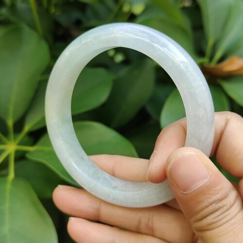 มือถือวัตถุทรงกลมสีขาว