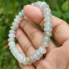 một bàn tay đang cầm một chiếc vòng tay