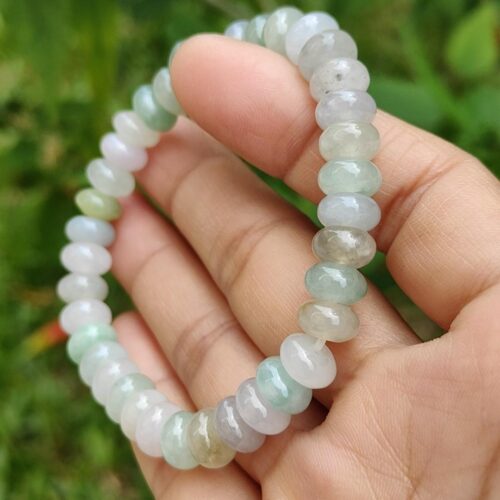 một bàn tay đang cầm một chiếc vòng tay