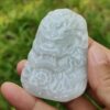 彫刻された石を持つ手