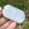 Una mano sosteniendo un colgante de jade.