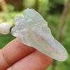 翡翠のペンダントを持つ手