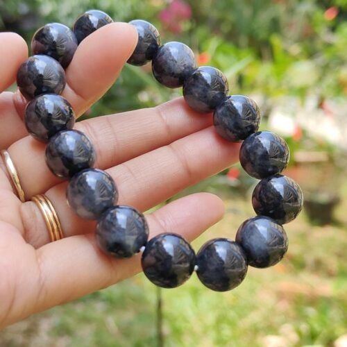 ஒரு கை வளையலைப் பிடித்திருக்கிறது