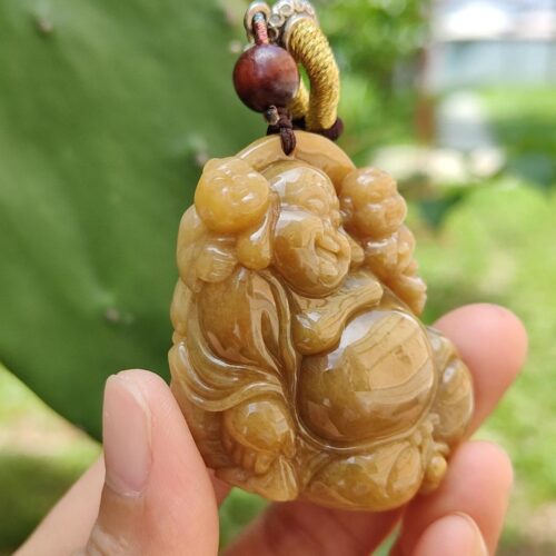 Una mano sosteniendo un colgante de jade.