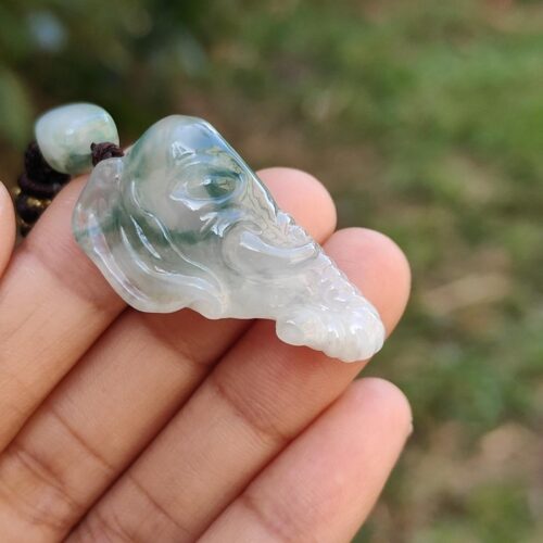 Una mano sosteniendo un collar de jade