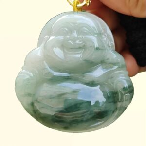 Una mano sosteniendo un colgante de jade.