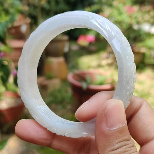 하얀색 원형 물체를 움켜쥐고 있는 손