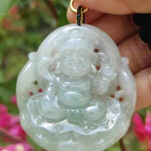 翡翠のペンダントを持つ手