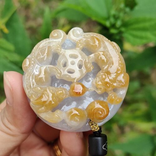 一只手握着一块雕刻的石头