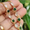 một bàn tay cầm một chiếc vòng cổ