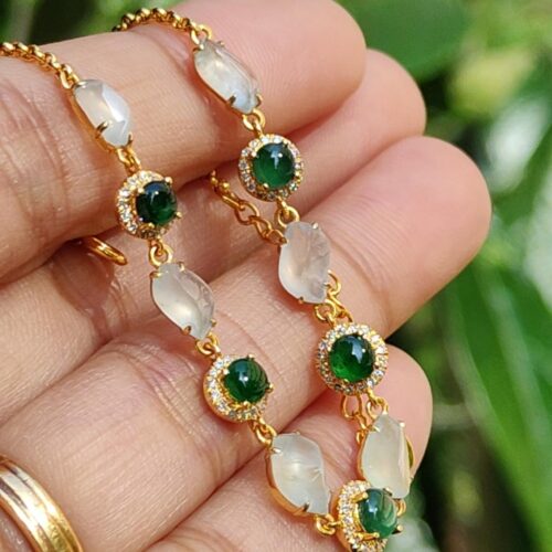 một bàn tay cầm một chiếc vòng cổ