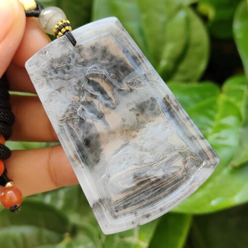 एक हाथ में हार पकड़े हुए