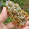 Una mano sosteniendo un colgante de jade.