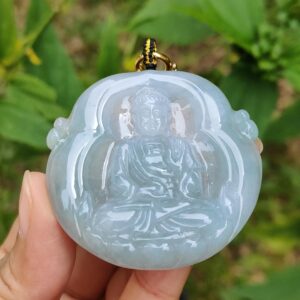 Una mano sosteniendo un colgante de jade.