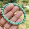 una mano sosteniendo una pulsera