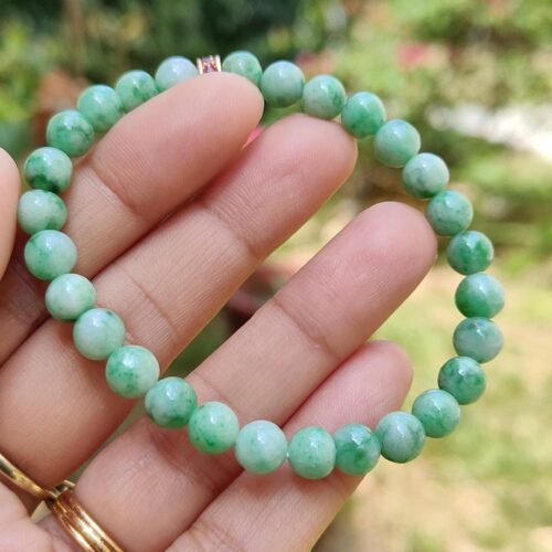 una mano sosteniendo una pulsera