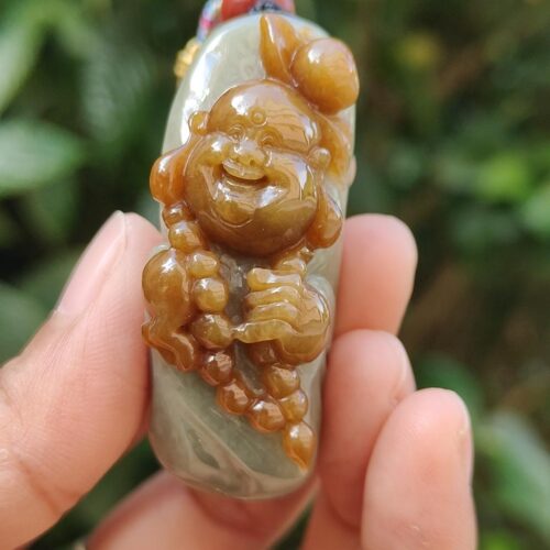 Una mano sosteniendo un colgante de jade.