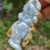 Una mano sosteniendo un objeto de jade.