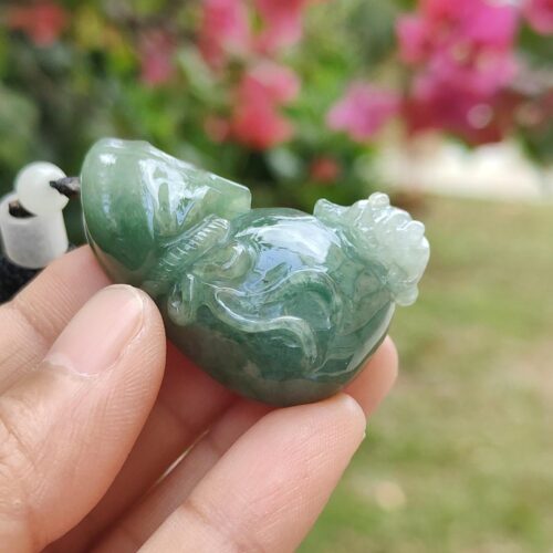 一只手握着玉坠