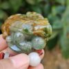 Una mano sosteniendo un dragón de jade