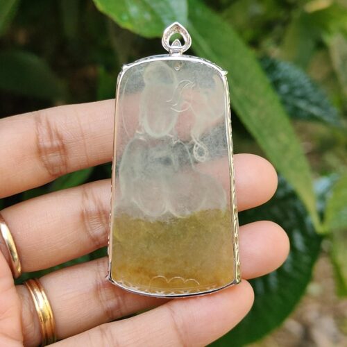 펜던트를 쥔 손