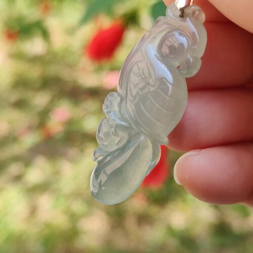 一只手握着玉坠