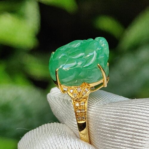 une bague avec une pierre verte dessus