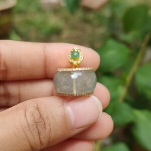 एक हाथ में अंगूठी पकड़े हुए