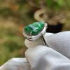 tangan yang memakai sarung tangan memegang cincin