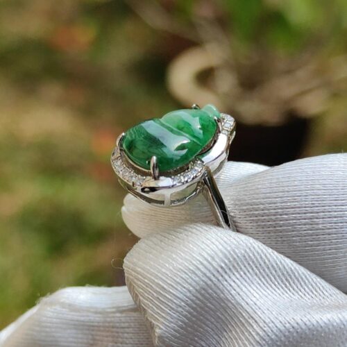 tangan yang memakai sarung tangan memegang cincin