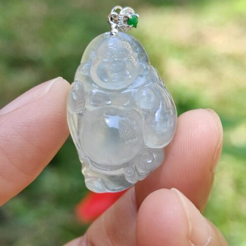 一只手握着玉坠