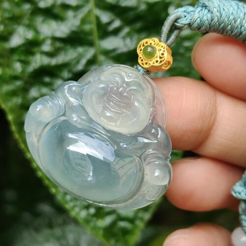Una mano sosteniendo un colgante de jade.