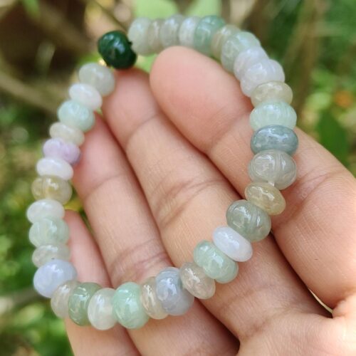 một bàn tay đang cầm một chiếc vòng tay