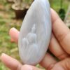 una mano sosteniendo una piedra