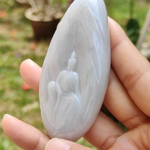 una mano sosteniendo una piedra