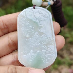 Una mano sosteniendo un colgante de jade.