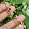một bàn tay đang cầm một chiếc vòng tay