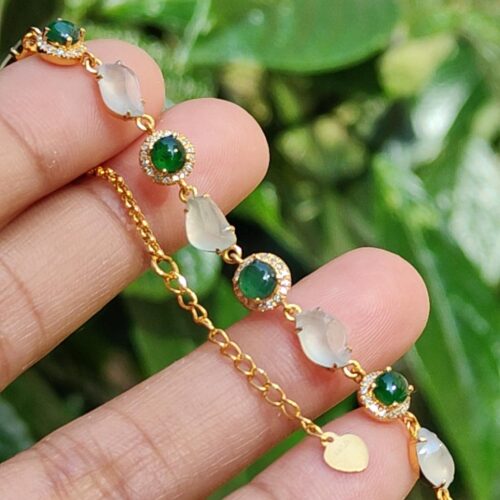 một bàn tay đang cầm một chiếc vòng tay