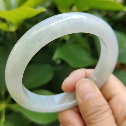 มือถือวัตถุทรงกลมสีขาว