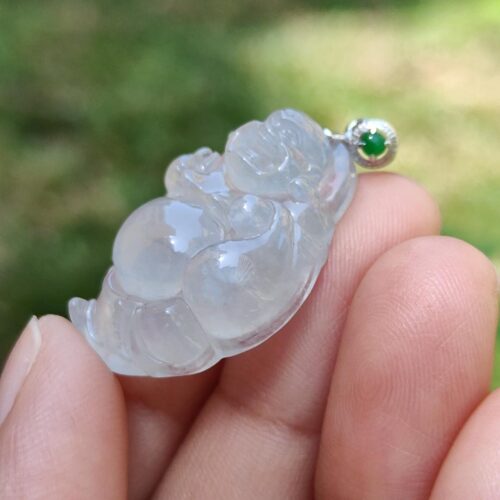 一只手握住一个透明塑料物体