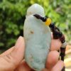 Una mano sosteniendo un collar de jade