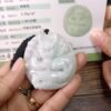 una persona sosteniendo un colgante de jade