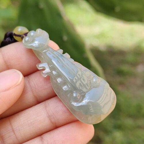 翡翠のペンダントを持つ手