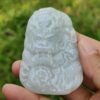 彫刻された石を持つ手