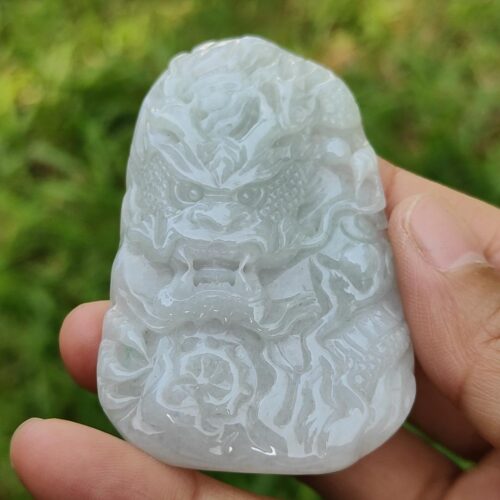彫刻された石を持つ手