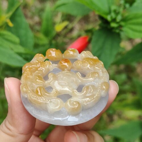 一只手握着一块雕刻的石头