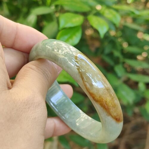 tangan memegang gelang