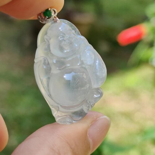 一只手握着玉坠