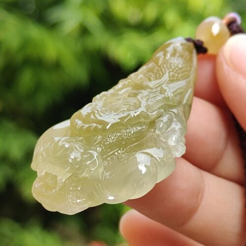 翡翠のペンダントを持つ手