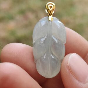 옥 펜던트를 든 사람